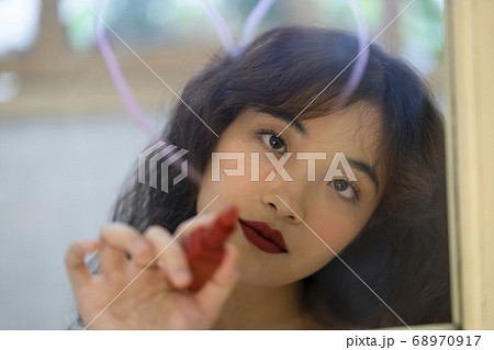 女性　ポートレート 68970917