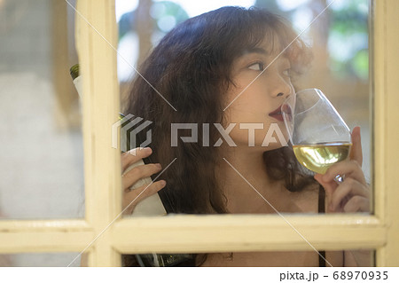 女性　ポートレート 68970935