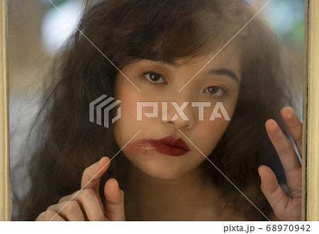 女性　ポートレート 68970942