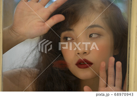 女性　ポートレート 68970943