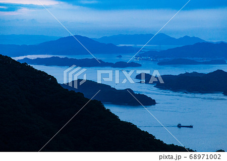 瀬戸内海の夜明け　広島県三原市の竜王山から 68971002