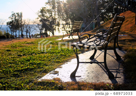 秋の夕暮れ時のベンチ Bench in autumn sundown 秋の夕暮れ時のベンチ Bench in autumn sundown 68971033