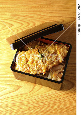 玉ねぎが入っていたり万能ねぎが乗っていたりするかつ重 玉ねぎが入っていたり万能ねぎが乗っていたりするかつ重 68971202