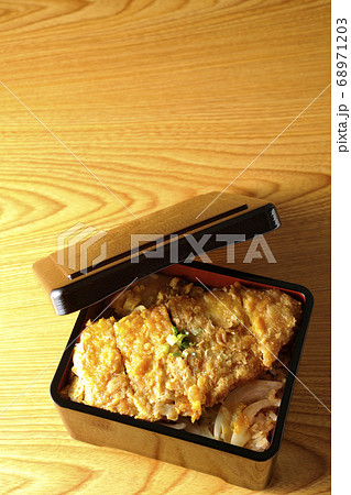 玉ねぎが入っていたり万能ねぎが乗っていたりするかつ重 玉ねぎが入っていたり万能ねぎが乗っていたりするかつ重 68971203