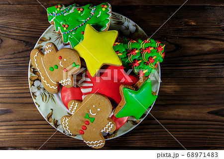 Plate with tasty festive Christmas gingerbreads 68971483