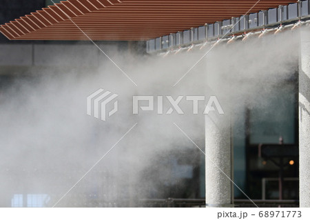 噴霧されるドライミスト　 68971773