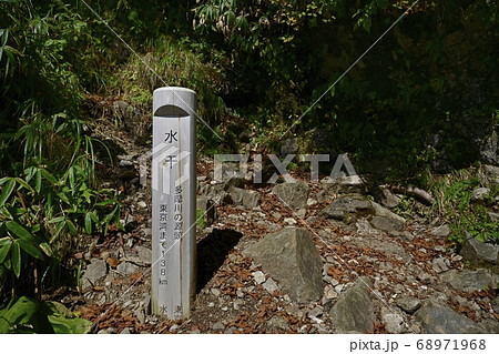 多摩川源流のみちの終点の水干と標柱 68971968
