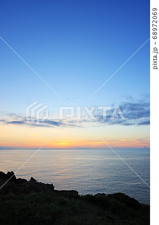 佐渡ヶ島の日本海の夕陽、真夏の夕暮れ 68972069