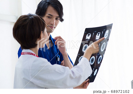 レントゲン写真を見る医療従事者 レントゲン写真を見る医療従事者 68972102