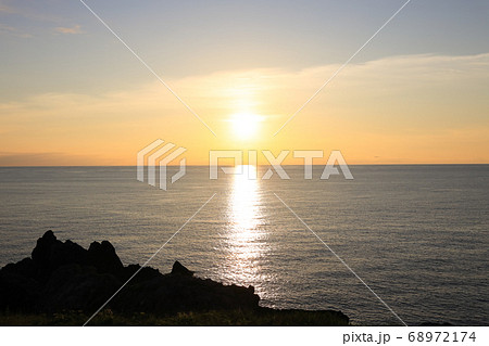 佐渡ヶ島の日本海の夕陽、真夏の夕暮れ 68972174