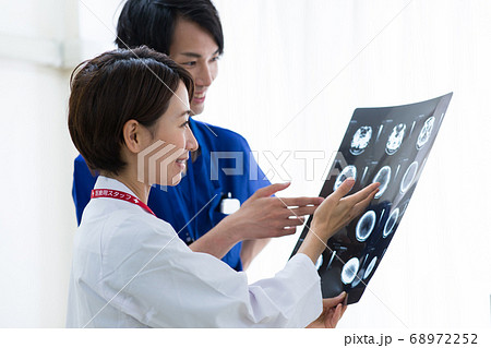 レントゲン写真を見る医療従事者 68972252
