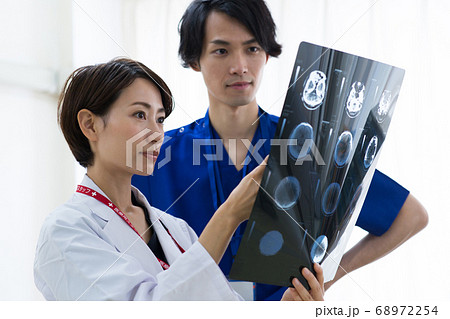 レントゲン写真を見る医療従事者 レントゲン写真を見る医療従事者 68972254
