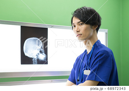 レントゲン写真を見て考える医療従事者 68972343