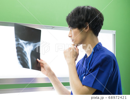 レントゲン写真を見て考える医療従事者 68972421