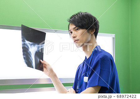 レントゲン写真を見て考える医療従事者 68972422