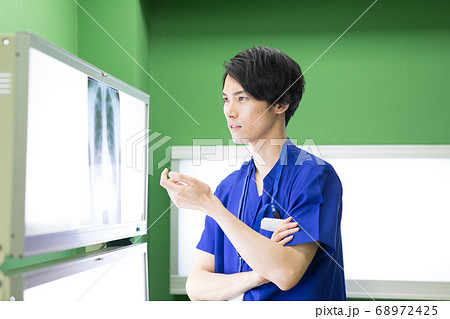 レントゲン写真を見て考える医療従事者 68972425