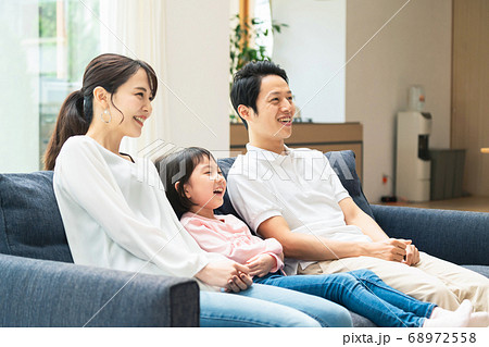 テレビを見る家族 テレビを見る家族 68972558