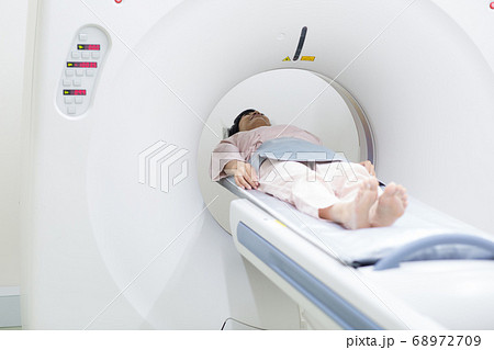 医療機器のCT検査を受ける女性 68972709
