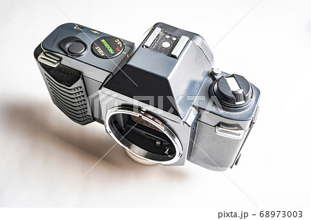 埃のついた古いフィルムカメラ 埃のついた古いフィルムカメラ 68973003