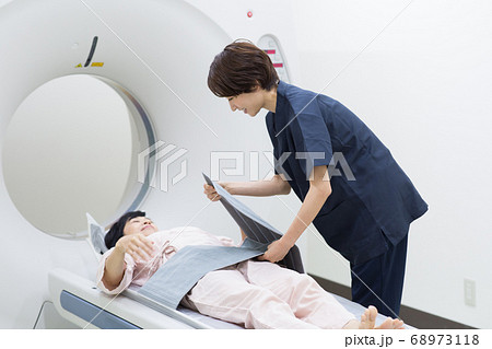 CT検査を受ける女性と医療従事者 68973118