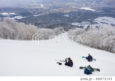 長野上水内郡の黒姫高原スノーパークの冬景色 長野上水内郡の黒姫高原スノーパークの冬景色 68973143
