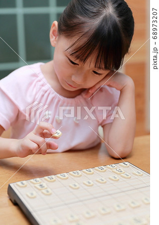 将棋の対局をする女の子 68973207