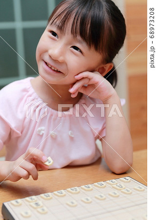 将棋の対局をする女の子 68973208