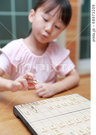 将棋の対局をする女の子 68973209