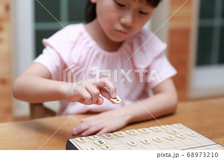 将棋の対局をする女の子 68973210