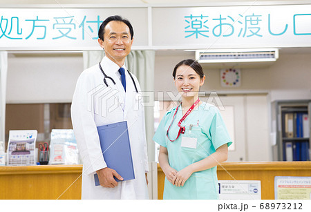 病院の受付に立つ医療従事者 68973212