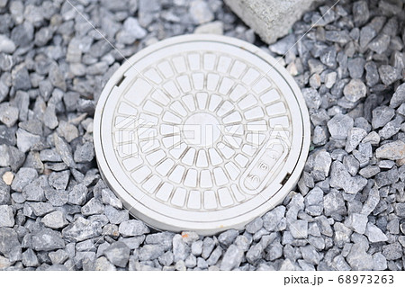一軒家のエクステリアにある敷き石の粒と雨水蓋 一軒家のエクステリアにある敷き石の粒と雨水蓋 68973263