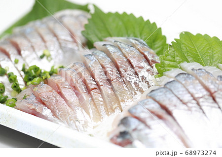 真鯵(マアジ)の刺身の造り 真鯵(マアジ)の刺身の造り 68973274