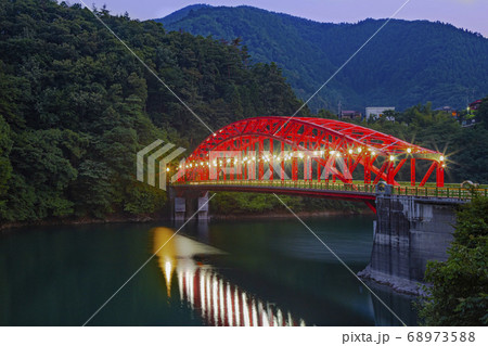 奥多摩湖に架かる夕方の峰谷橋　8月　 68973588