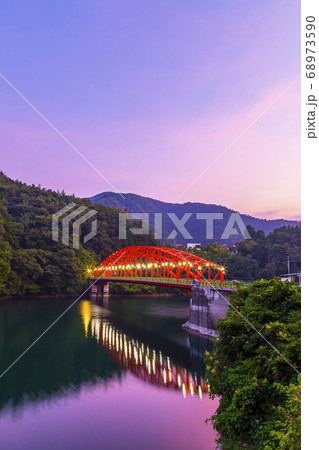 奥多摩湖に架かる夕方の峰谷橋 8月 奥多摩湖に架かる夕方の峰谷橋 8月 68973590