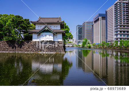 皇居の巽櫓(たつみやぐら)と丸ノ内や大手町のビル群が桔梗濠(ききょうほり)に映える景観 皇居の巽櫓(たつみやぐら)と丸ノ内や大手町のビル群が桔梗濠(ききょうほり)に映える景観 68973689