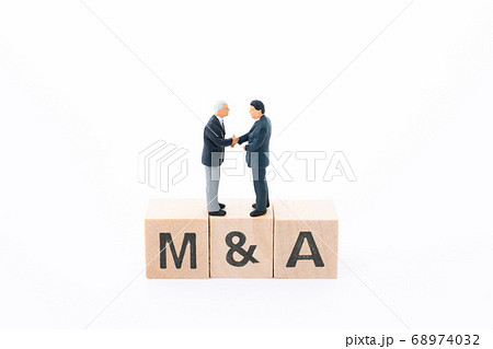 ビジネスシーン握手 M&A ビジネスシーン握手 M&A 68974032