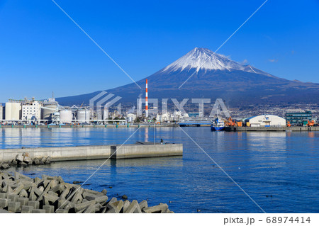 静岡_田子の浦港から見る富士山 68974414