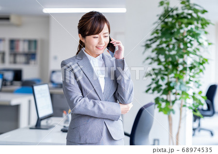 ビジネスウーマン、若い女性、スマホ ビジネスウーマン、若い女性、スマホ 68974535