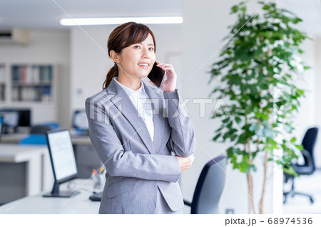ビジネスウーマン、若い女性、スマホ 68974536