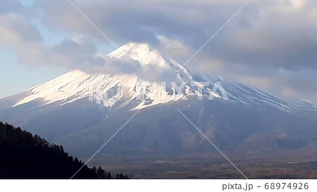 晴れてるのに雲がかかる富士山 晴れてるのに雲がかかる富士山 68974926