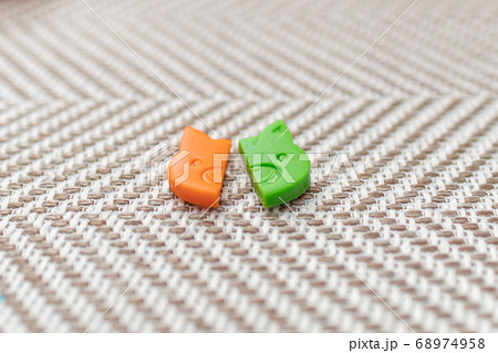 幼児が遊ぶカラフルな粘土細工　粘土で動物を作る 68974958