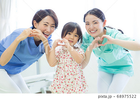 医療従事者と子供 医療従事者と子供 68975522