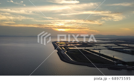 ドローンで上空から夕日を撮影　大牟田の有明海の夕日 68975595