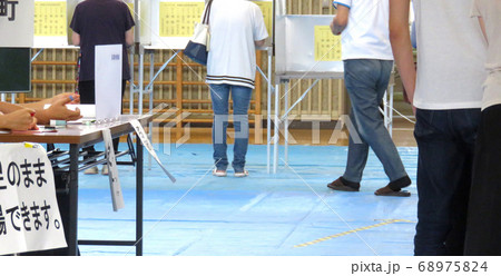 選挙投票所 68975824