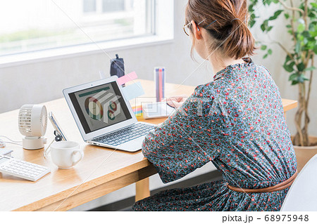 整理整頓をするテレワークの若い女性 整理整頓をするテレワークの若い女性 68975948