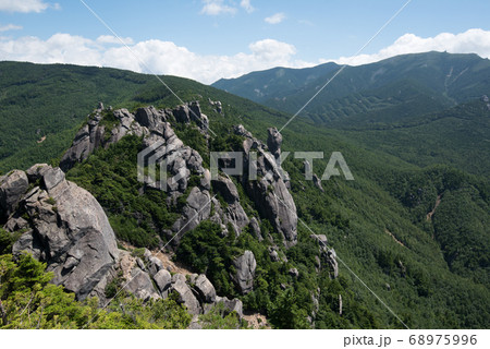 山梨県北杜市の日本百名山の瑞牆山の山頂から金峰方向を観るの写真素材