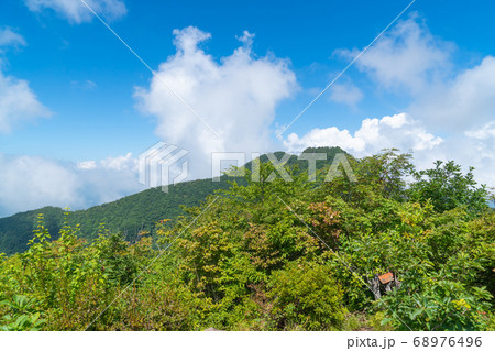 茅ヶ岳山頂から見た金ヶ岳 茅ヶ岳山頂から見た金ヶ岳 68976496
