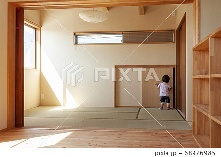新築の家を探検する女の子 新築の家を探検する女の子 68976985