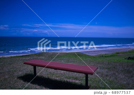 海の見えるベンチ 68977537
