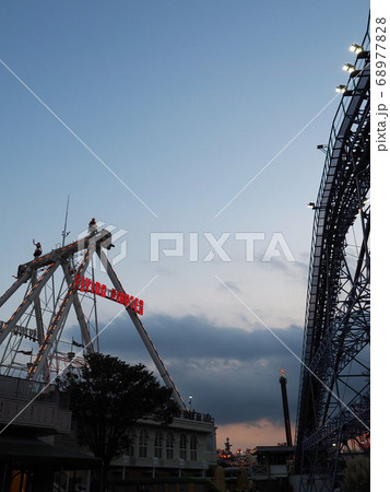 としまえん園内風景:夕暮れ時のフライングパイレーツ としまえん園内風景:夕暮れ時のフライングパイレーツ 68977828